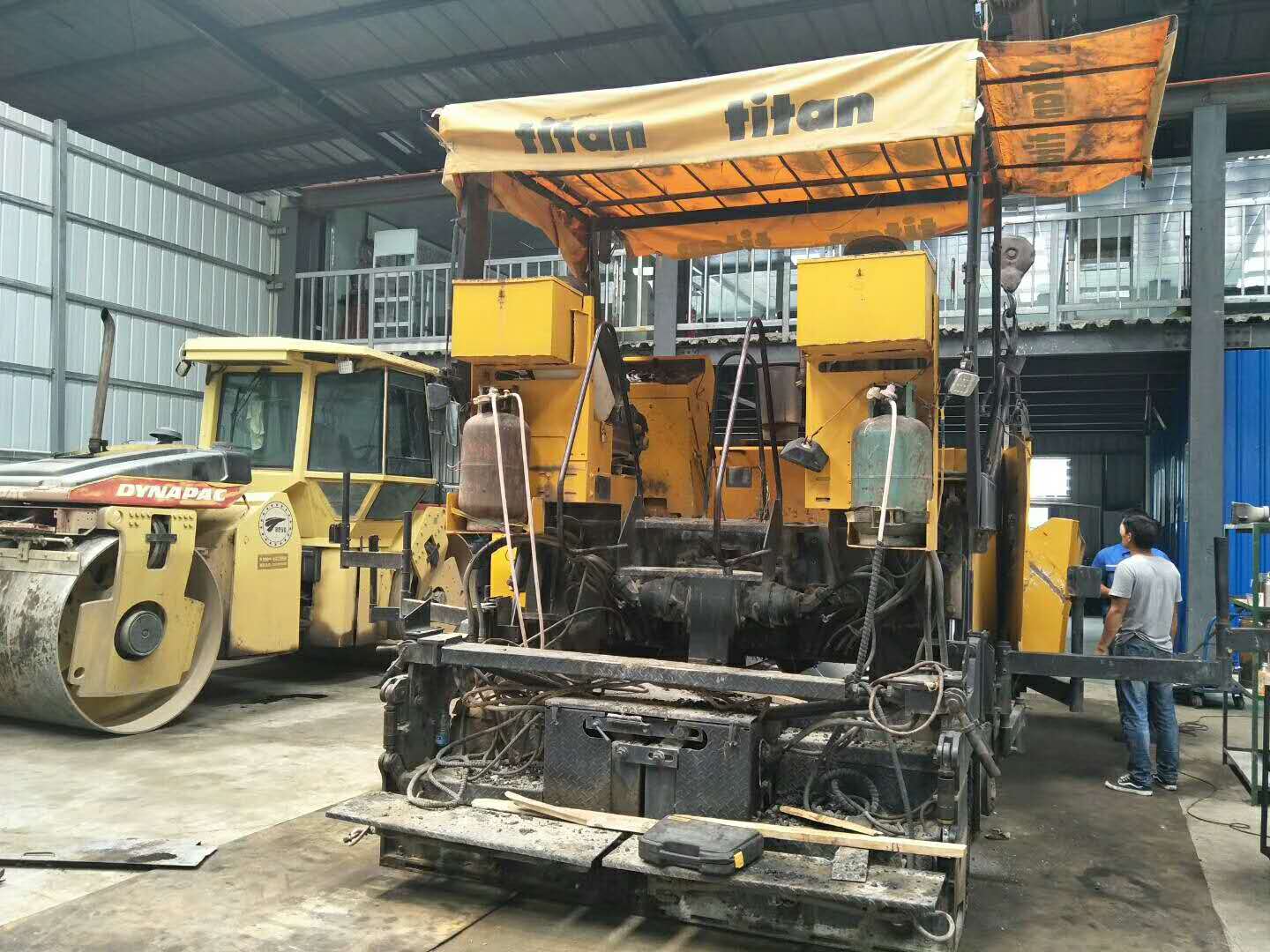 維修銑刨機、攤鋪機、壓路機、冷再生等路面機械設備