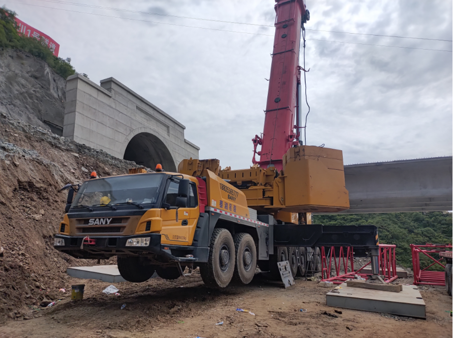 吊車奔馳發(fā)動機機油尺管冒機油怎么辦？